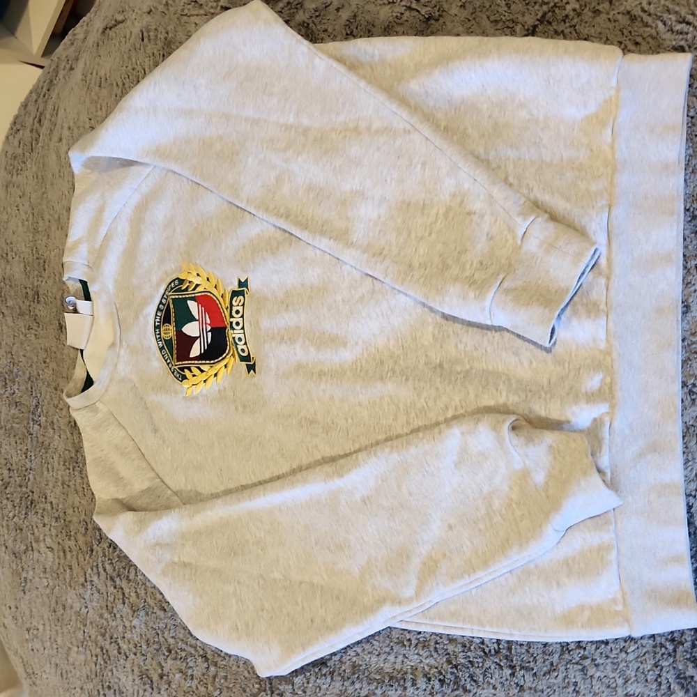 Adidas crewneck MEDIUM